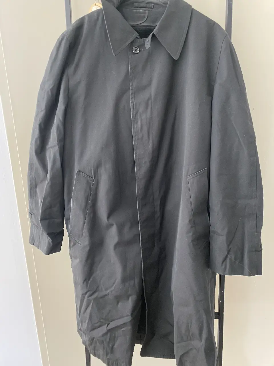 Sobretodo impermeable negro de la marca London Fog, con forro interior de piel sintética. Ideal para lluvia y climas fríos. Posee cuello con solapa y un botón para cerrar. Cuenta con dos bolsillos laterales y mangas con forro interior.