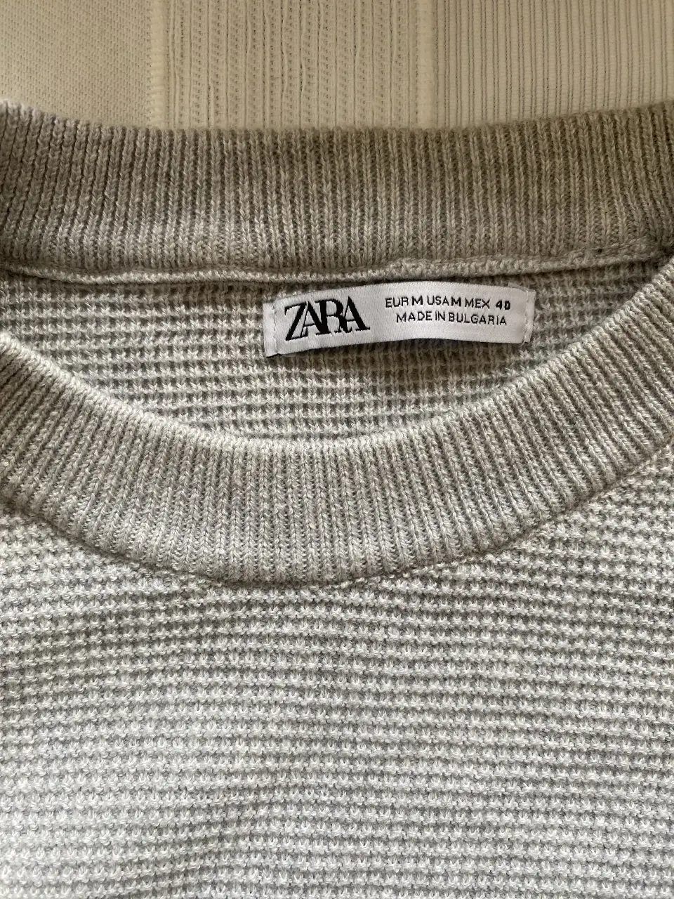 Sweater de hombre de punto, color gris, con cuello redondo. Talle M, de la marca Zara. Ideal para un look casual y abrigado.
