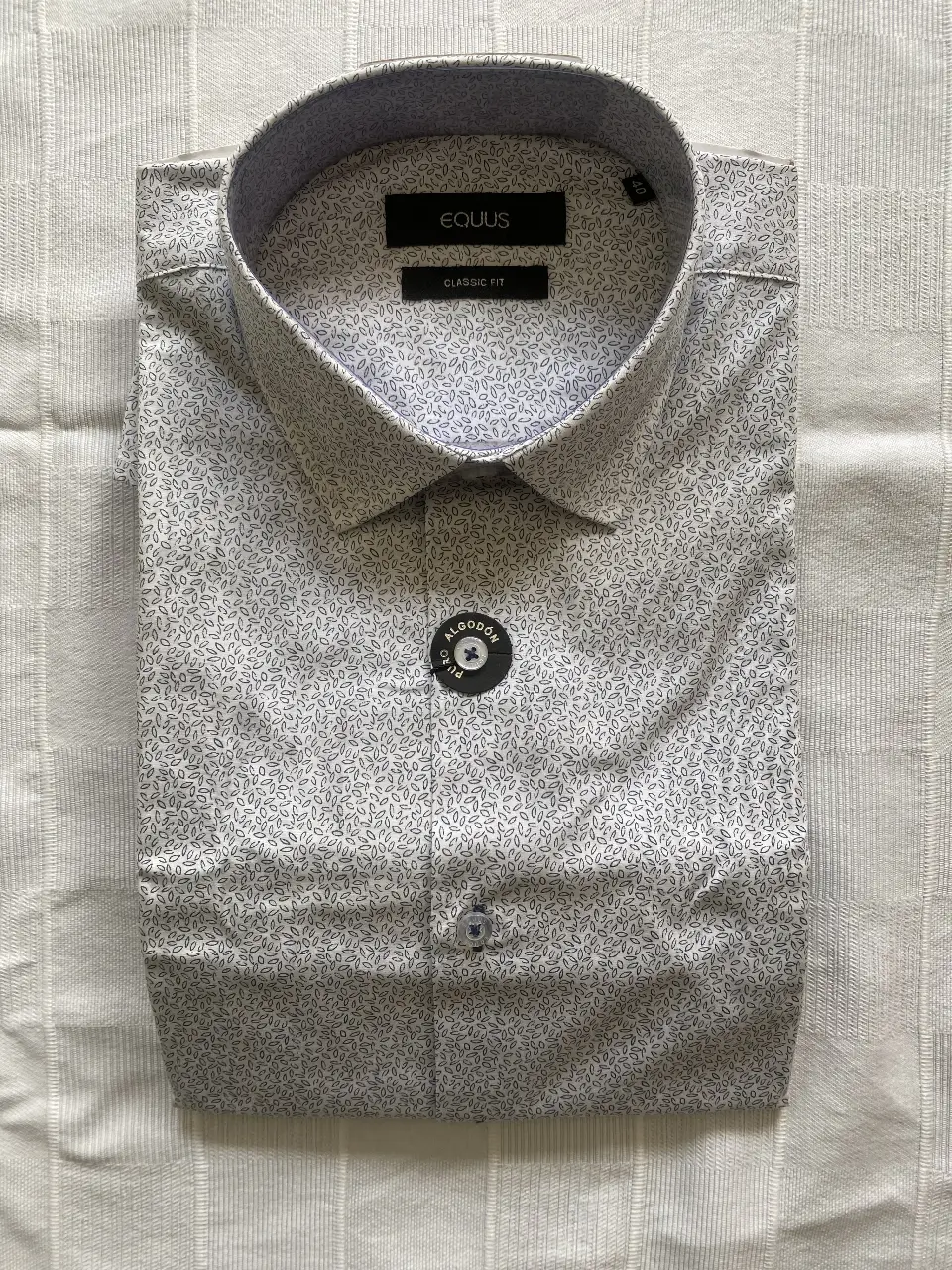 Camisa de hombre Equus, corte clásico, con estampado floral en tonos grises y blancos. Ideal para un look elegante y moderno. talle 40
