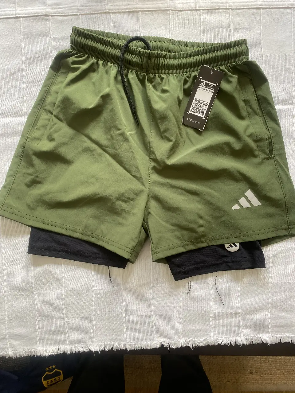 Short deportivo para hombre, color verde con interior negro. Ideal para running y entrenamientos. Con logo de la marca.
