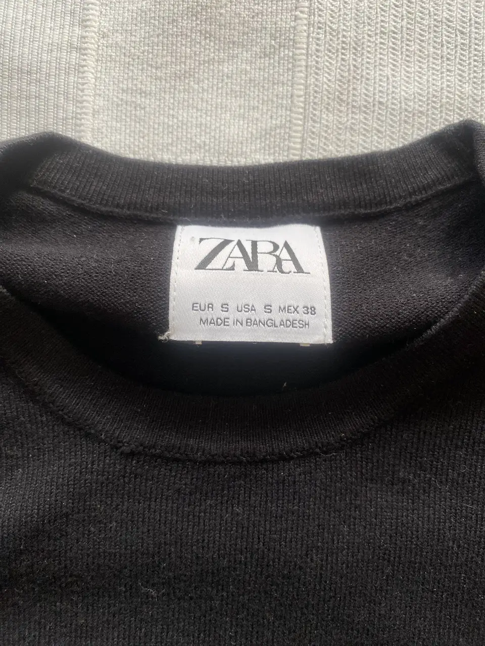 Sweater negro de Zara, talle S. Ideal para un look casual y abrigado.
