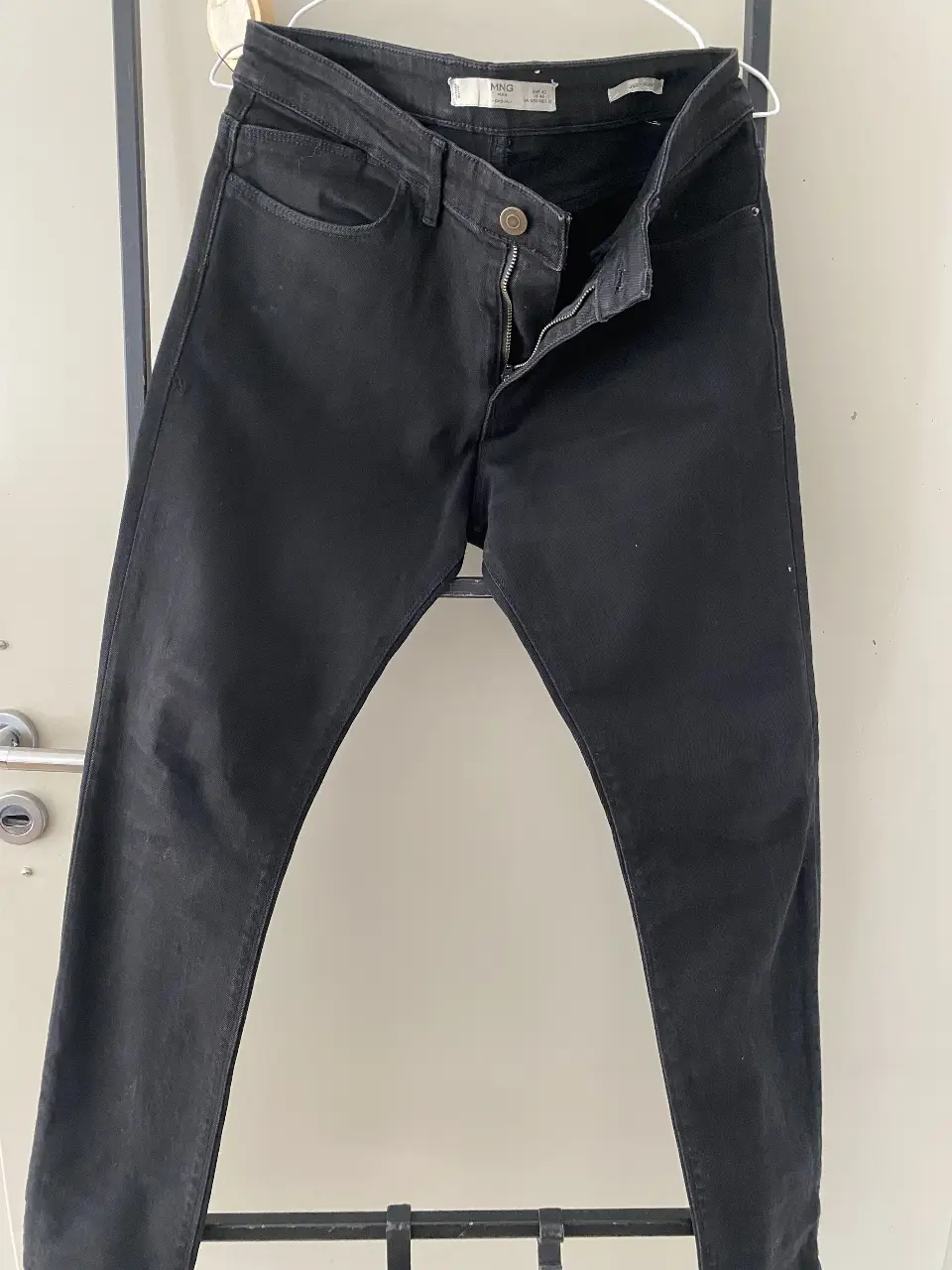Jeans negro de hombre, modelo Jude Skinny de MNG. Talle US 32. Tiro medio, calce ajustado. Ideal para un look casual y moderno.