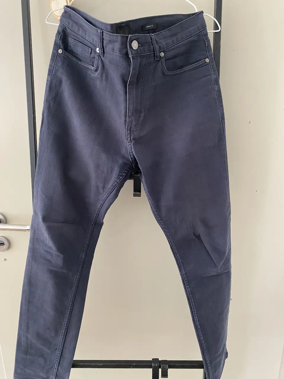Jeans skinny fit de hombre, color azul oscuro, de la marca H&M. Talle 29/30. Ideal para un look casual y moderno.