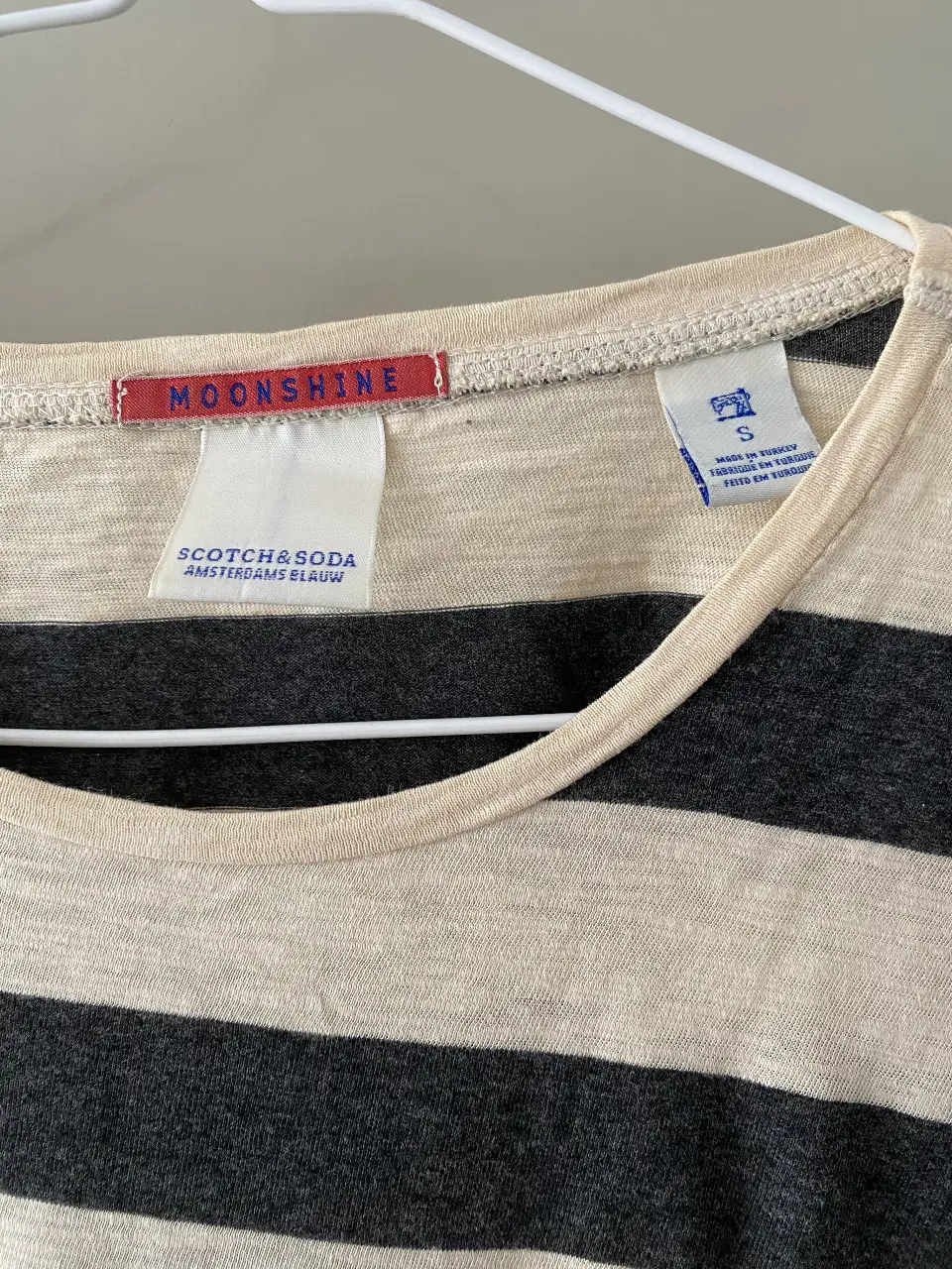 Remera a rayas horizontales en blanco y negro, con bolsillo en el pecho. Ideal para un look casual y cómodo.