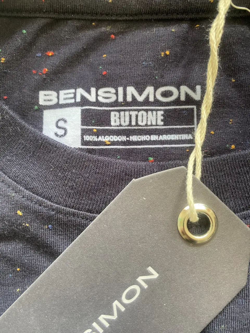 Remera manga larga de hombre, color negro con detalles multicolores. Marca Bensimon, talle S. Ideal para un look casual y cómodo.