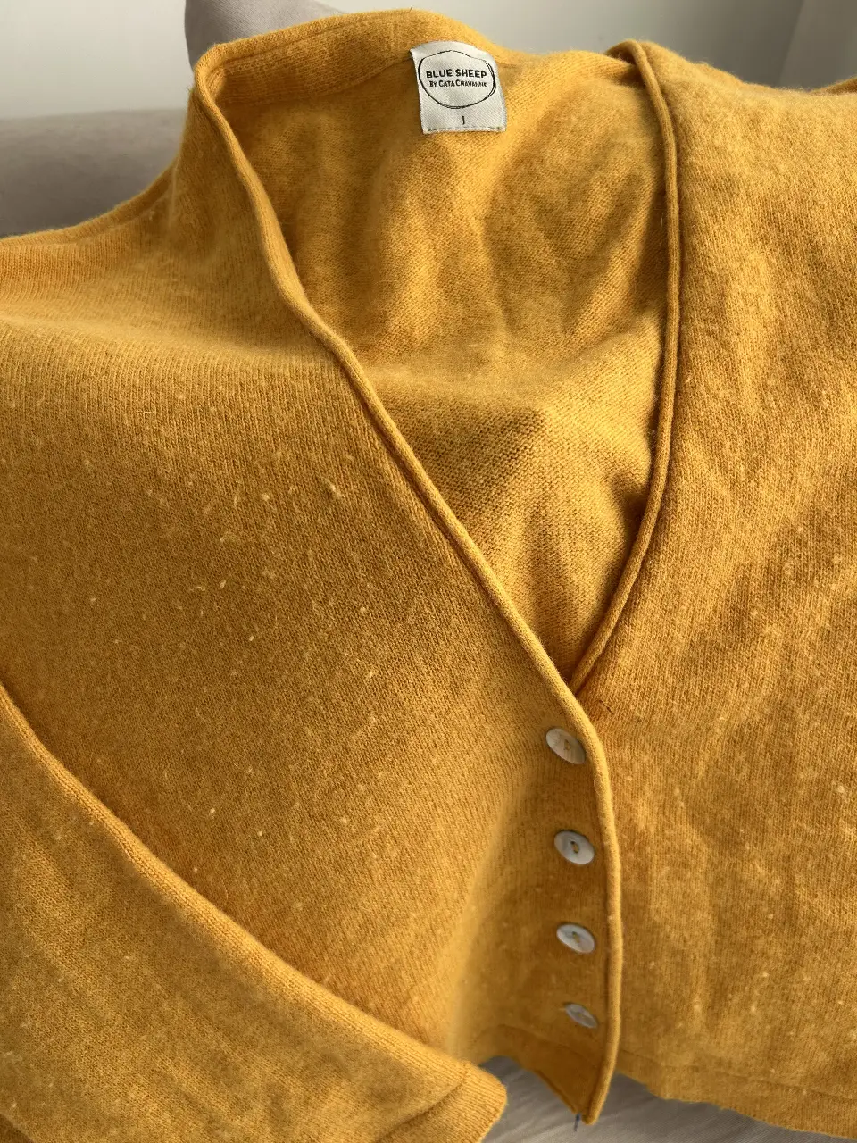 Cardigan amarillo Blue Sheep by Casa Carmen, con botones y cuello en V. Ideal para un look casual y abrigado.