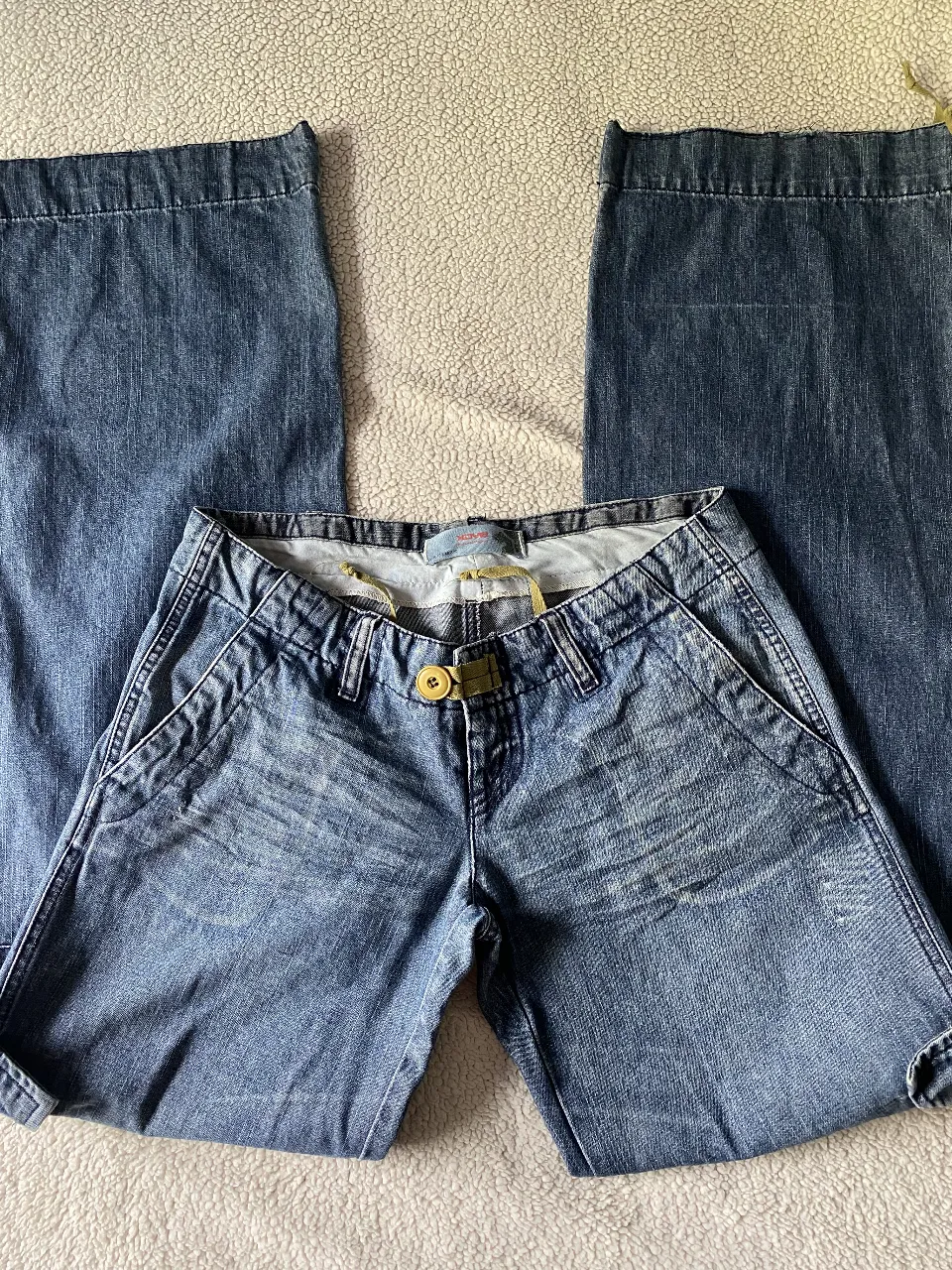 Jeans tiro bajo con detalles desgastados y bolsillos cargo. Un clásico del estilo Y2K, perfectos para un look relajado y canchero.