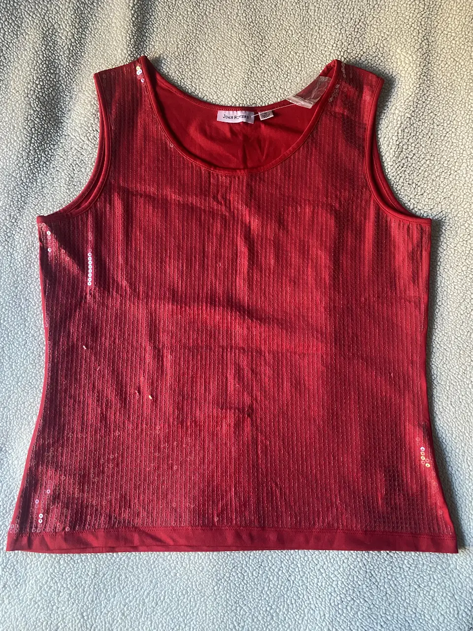 remera de mujer rojo con lentejuelas, marca Joan Rivers. talle M grande, puede ir para L