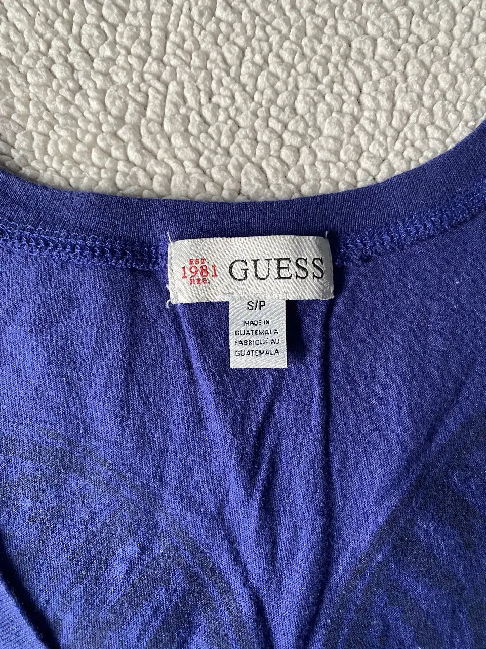 Remera GUESS - Vista 4