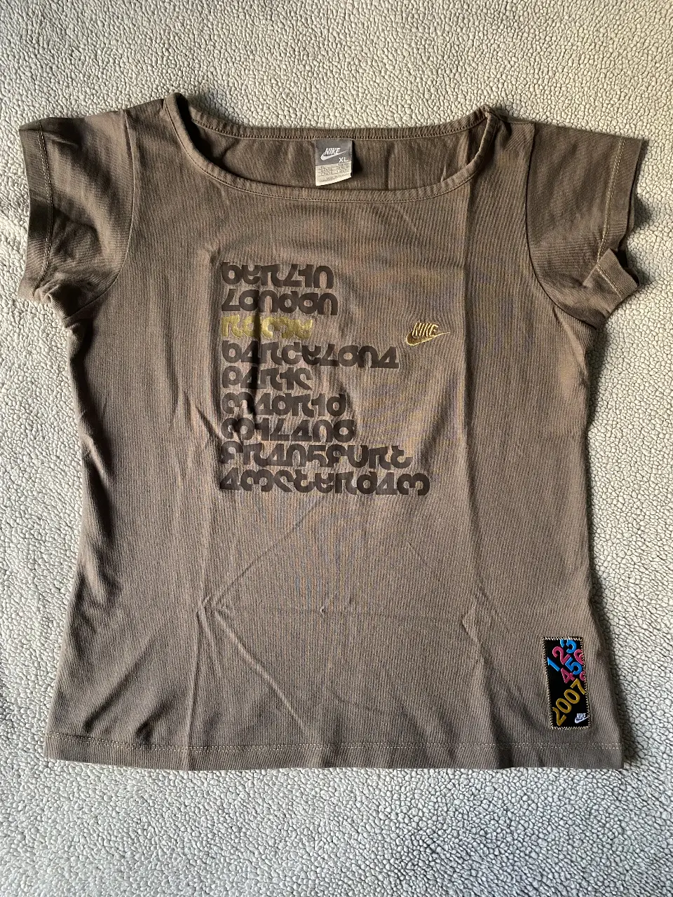 Remera Nike de mujer, color visón. Talle XL chico, va mas para m/l.