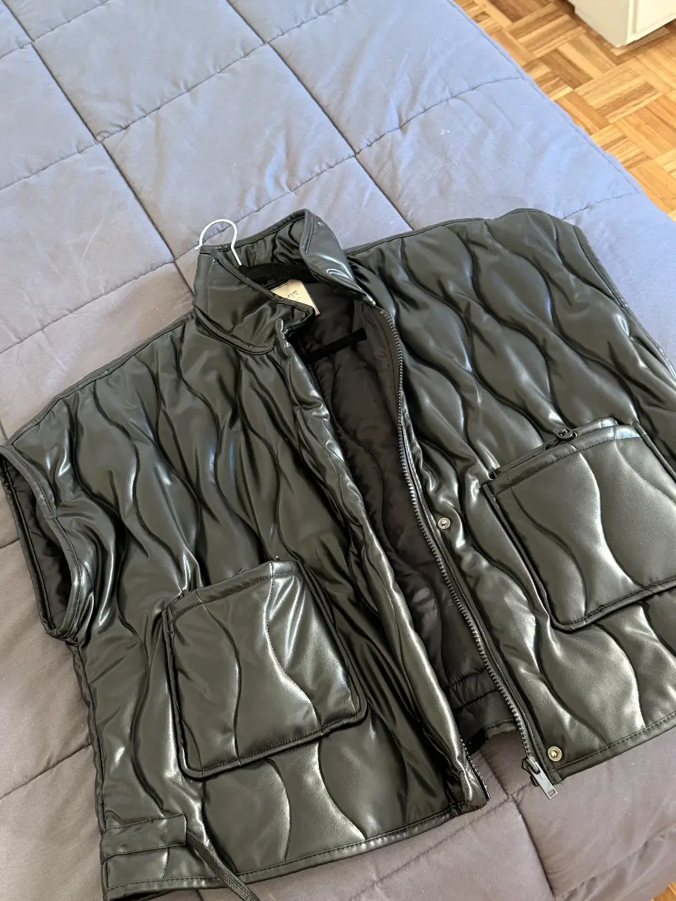Chaleco acolchado negro con cierre y bolsillos. Ideal para un look moderno y abrigado. es un S pero es grande 