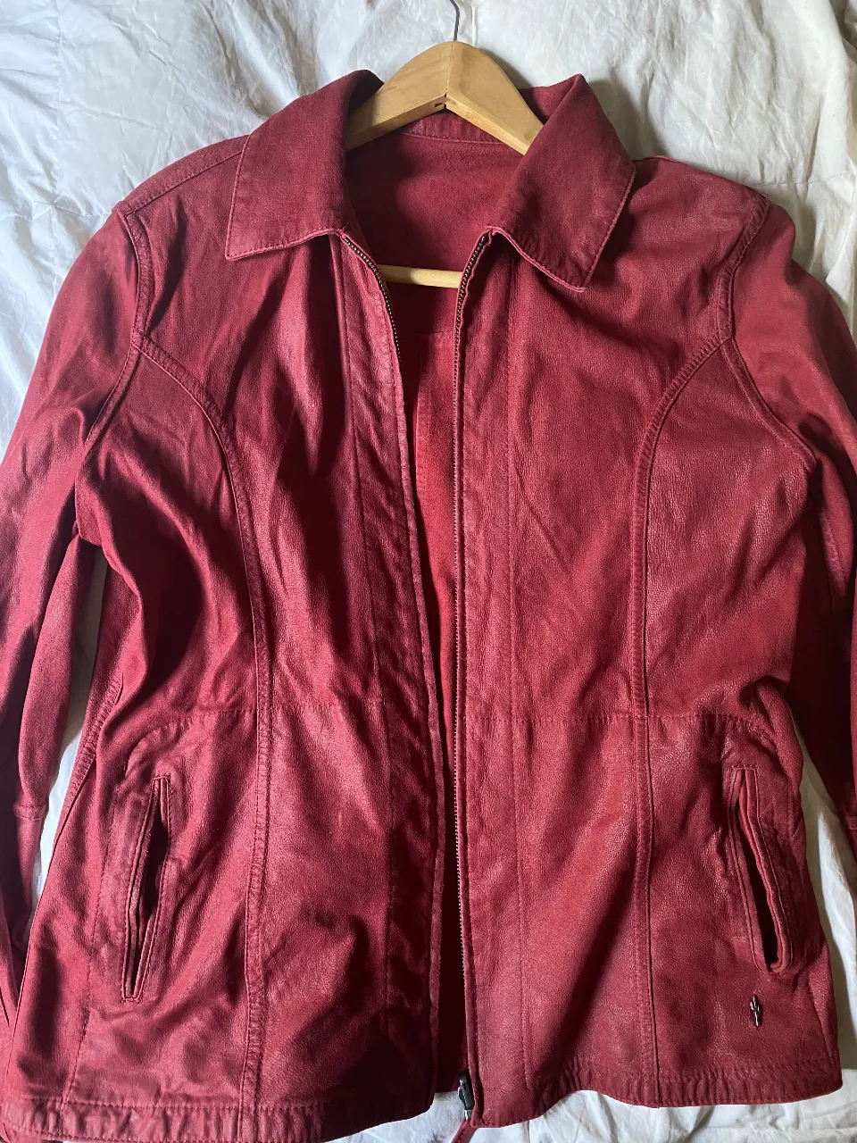 Campera reversible  de cuero  sintético roja y gamuza, estilo biker, con cierre y bolsillos. Marca Cardon, diseño argentino. Ideal para un look casual y moderno.