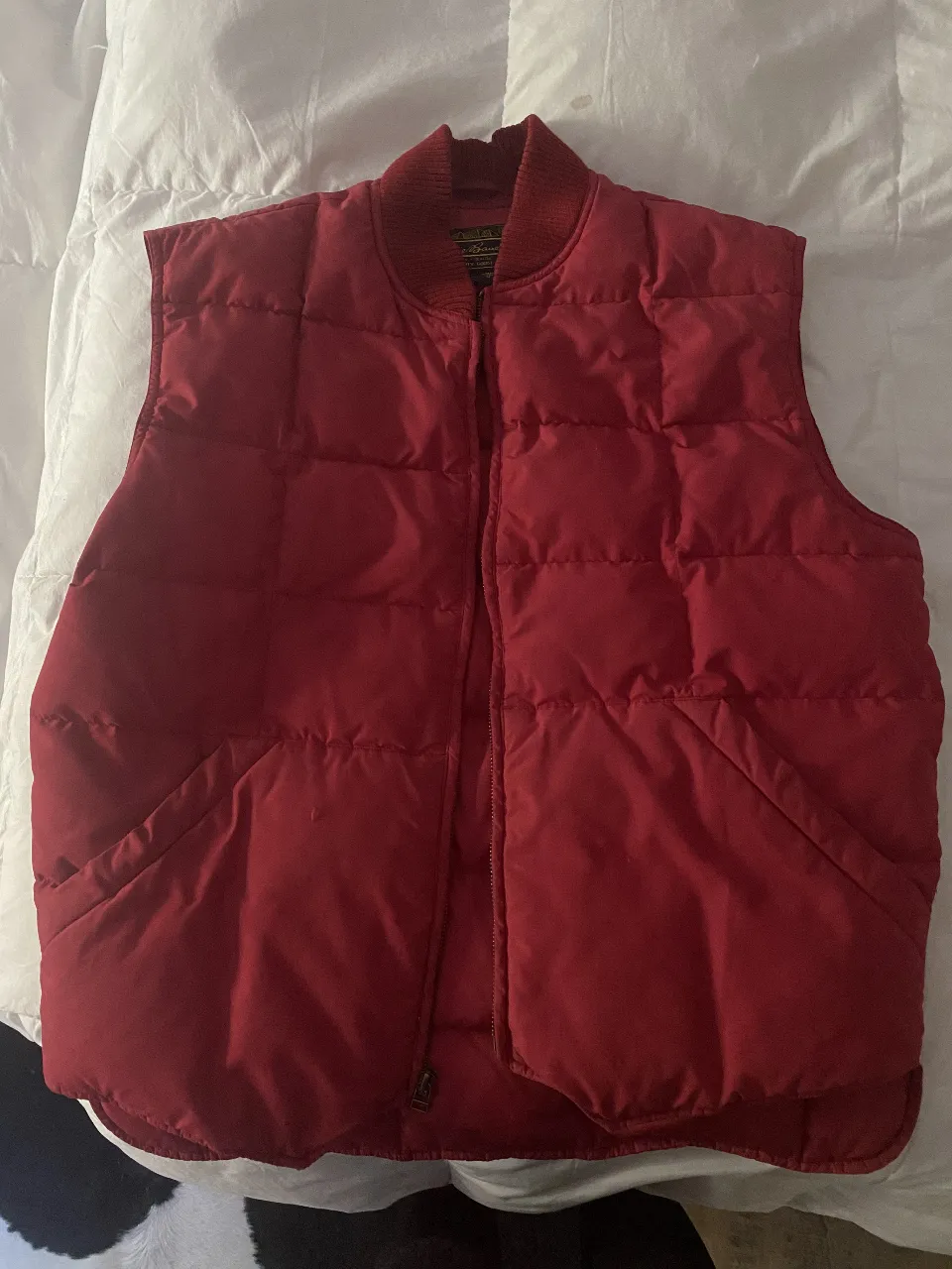 Chaleco Eddie Bauer rojo, acolchado, con cierre y cuello tejido. Ideal para el invierno.