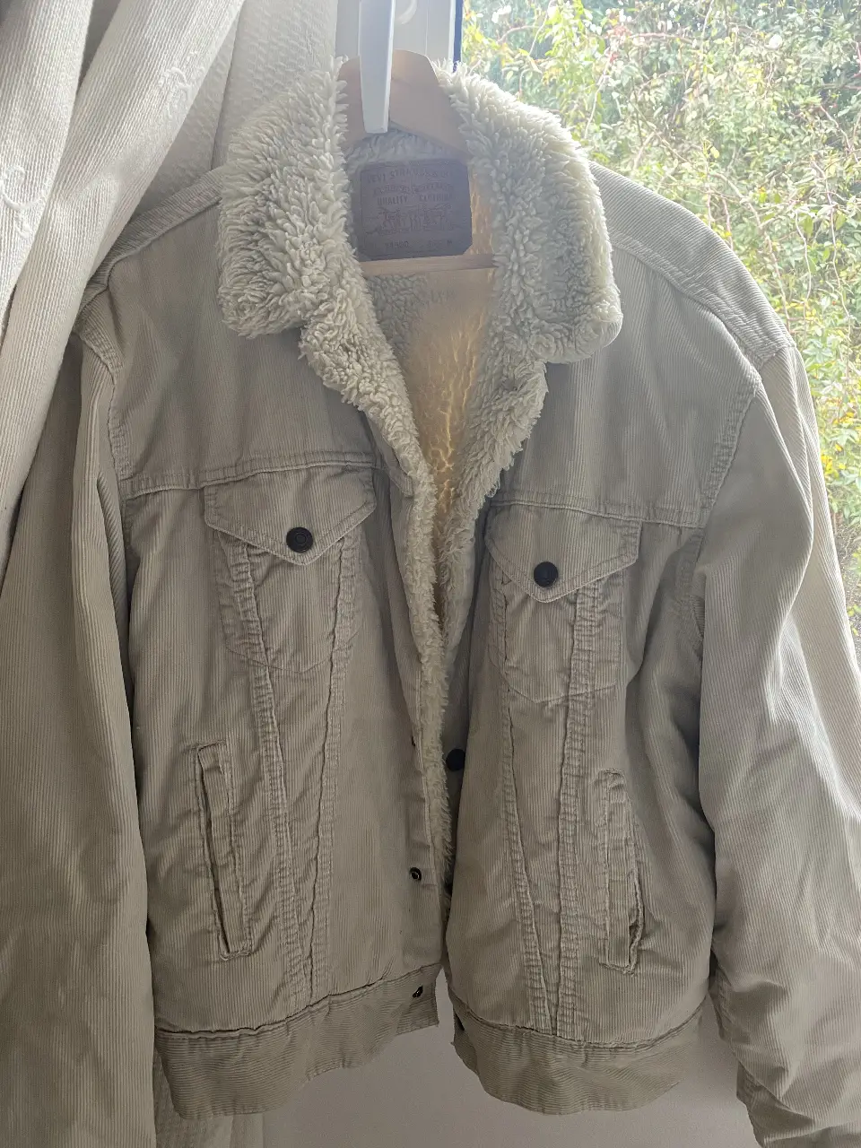 Campera de corderoy Levi's con interior de sherpa, talle M. Ideal para el invierno, estilo vintage.