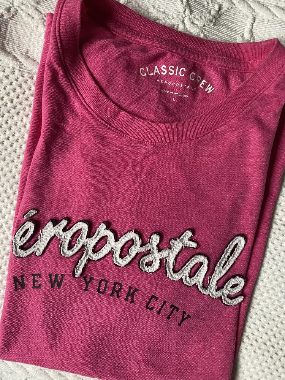 Remera rosa de manga corta de la marca Aeropostale, con el logo de la marca bordado en el frente. Ideal para un look casual y cómodo.