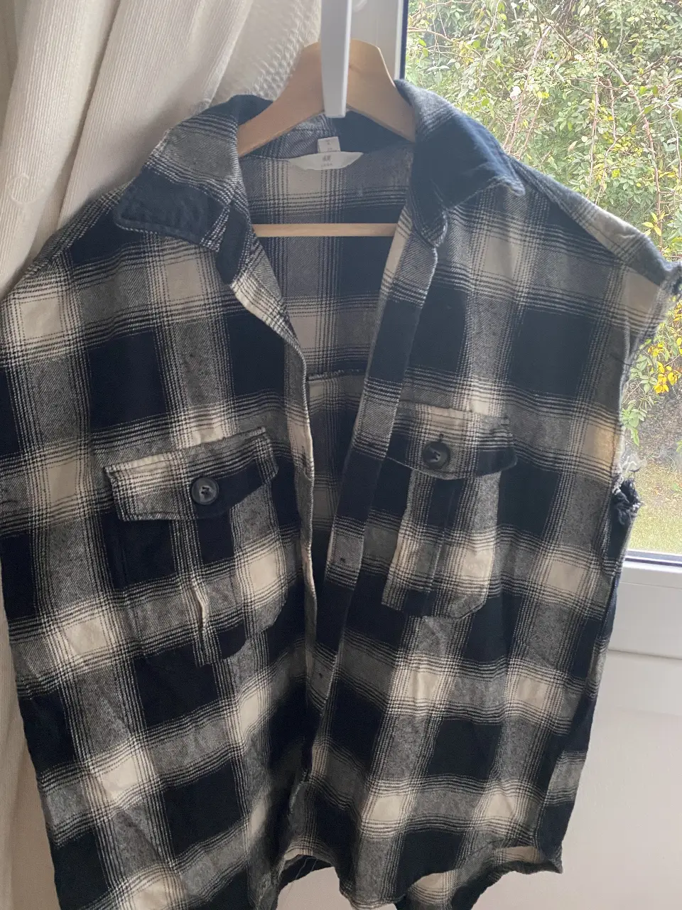 Camisa a cuadros sin mangas de hombre, ideal para un look casual y moderno. Confeccionada en tela de algodón, esta camisa ofrece comodidad y estilo. Perfecta para usar en cualquier ocasión informal.