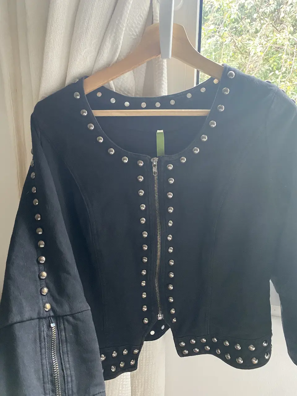 Campera negra estilo biker con detalles de tachas plateadas. Cierre frontal y en las mangas. Ideal para un look rocker y audaz.