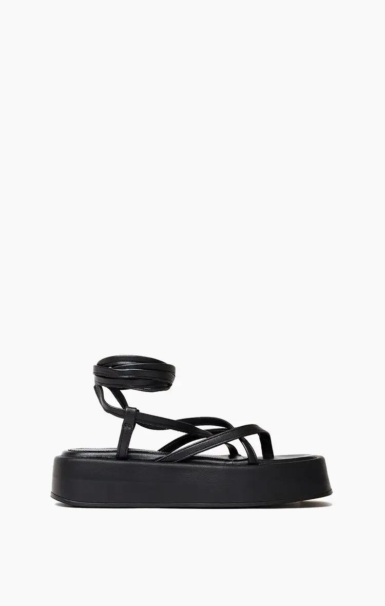 Sandalias negras con plataforma y tiras finas que se atan al tobillo. Estilo gladiadoras. Perfectas para un look moderno. Combinalas con vestidos cortos o de corte medio para lucir los tobillos. Medidas: 4 cm de plataforma. 24 cm plantilla. Altura puntera: 40 mm. Sin uso. 