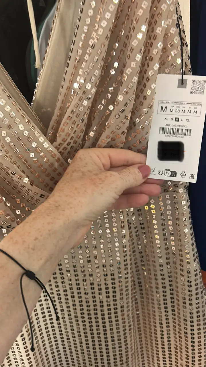 Vestido midi de fiesta con lentejuelas doradas, ideal para eventos especiales. Diseño elegante y sofisticado.