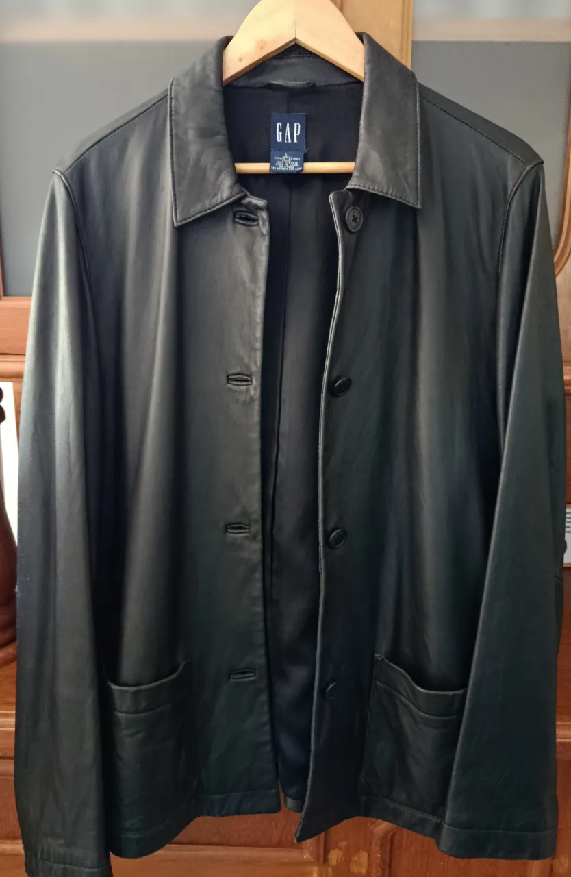 Campera de cuero negra, ideal para un look canchero y moderno. Con botones al frente y bolsillos prácticos. Perfecta para darle un toque distintivo a cualquier outfit.