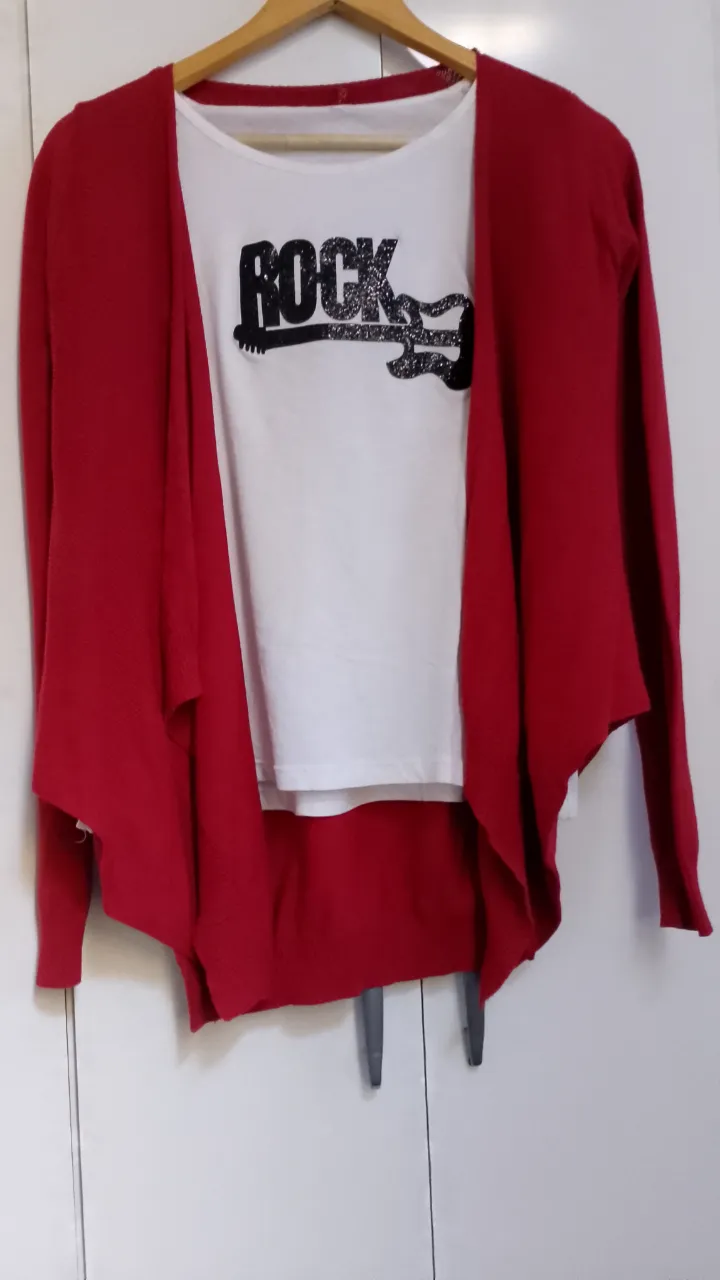 Saco cardigan de hilo bordo con mangas largas y escote en V. Nuevo. La remera blanca es decorativa, precio por el saco