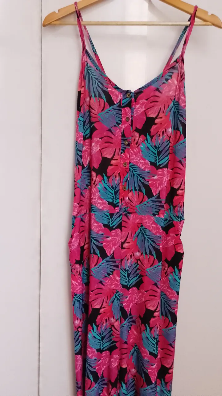 Mono largo estampado con hojas tropicales en fucsia, azul y negro. Seda fría.Breteles finos y botones en el frente.