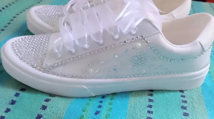 Zapatillas blancas con cintas de raso y apliques de strass y perlas. Ideales para novias o eventos especiales.