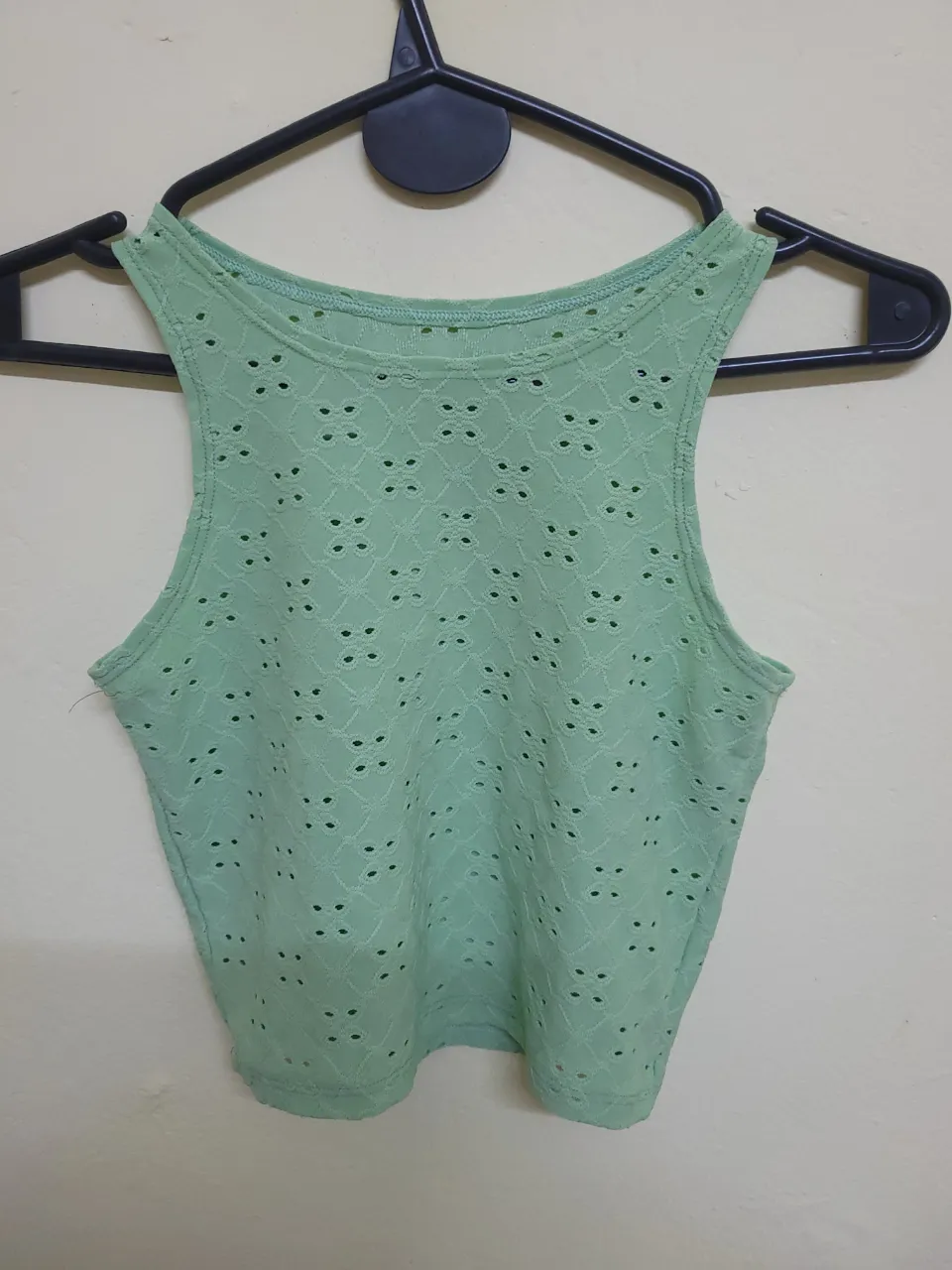 Top de mujer, color verde menta, con diseño calado. Ideal para un look fresco y moderno. Perfecto para combinar con jeans o shorts.