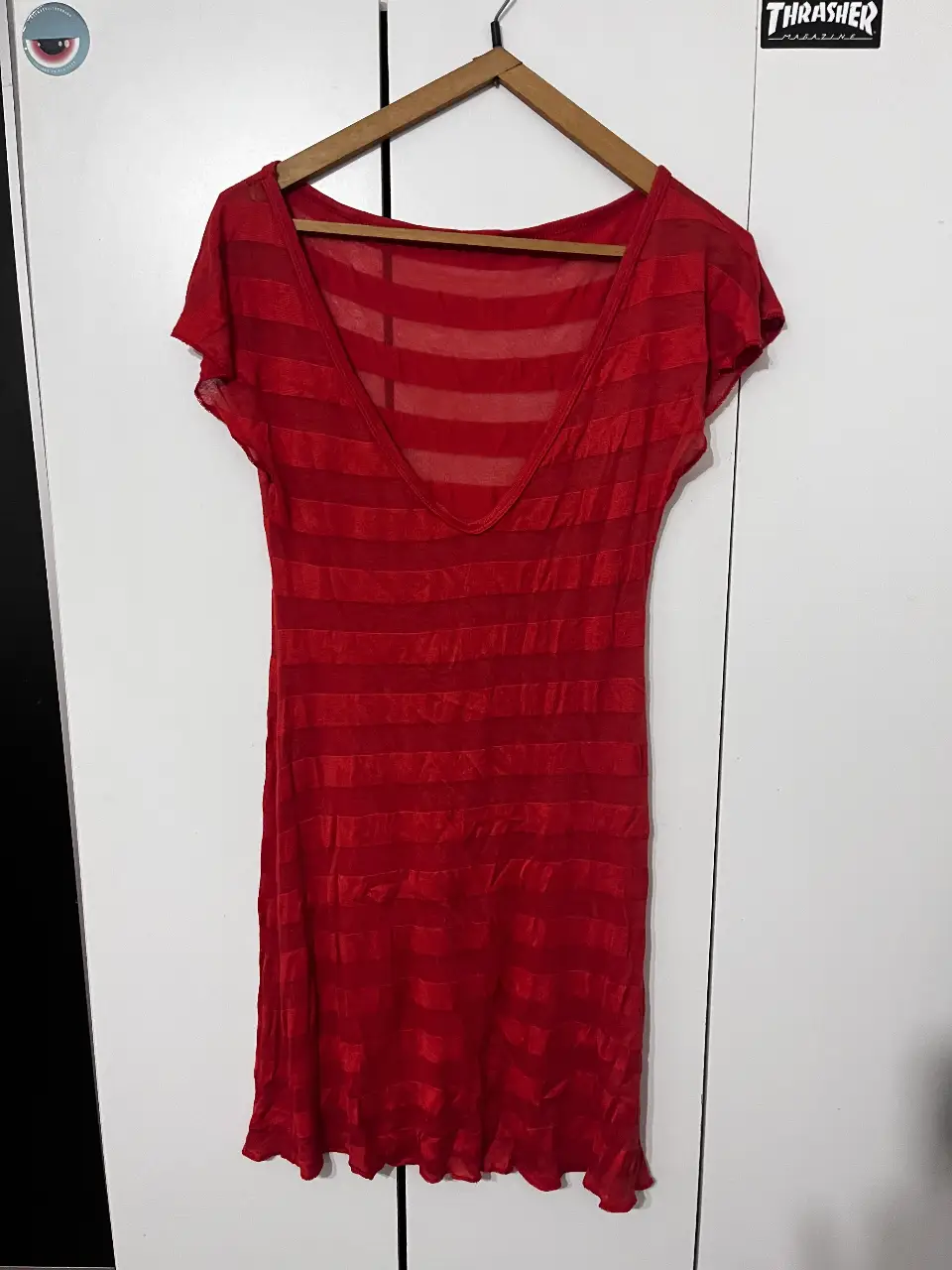 Vestido mini rojo con diseño a rayas horizontales. Ideal para una salida o fiesta. Tejido ligero y fresco.