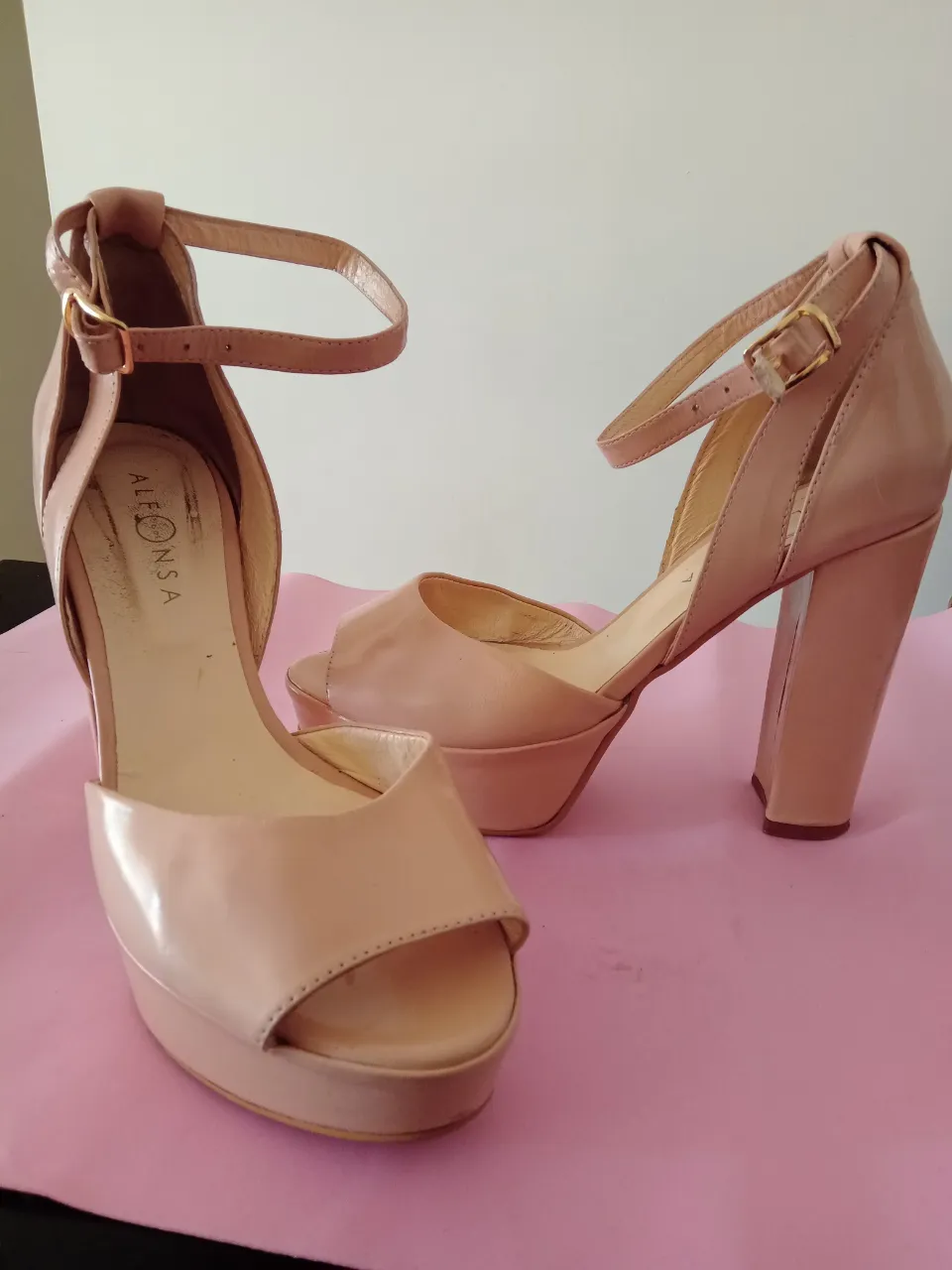 Sandalias de taco alto color rosa nude con pulsera al tobillo. Ideales para eventos formales o fiestas.