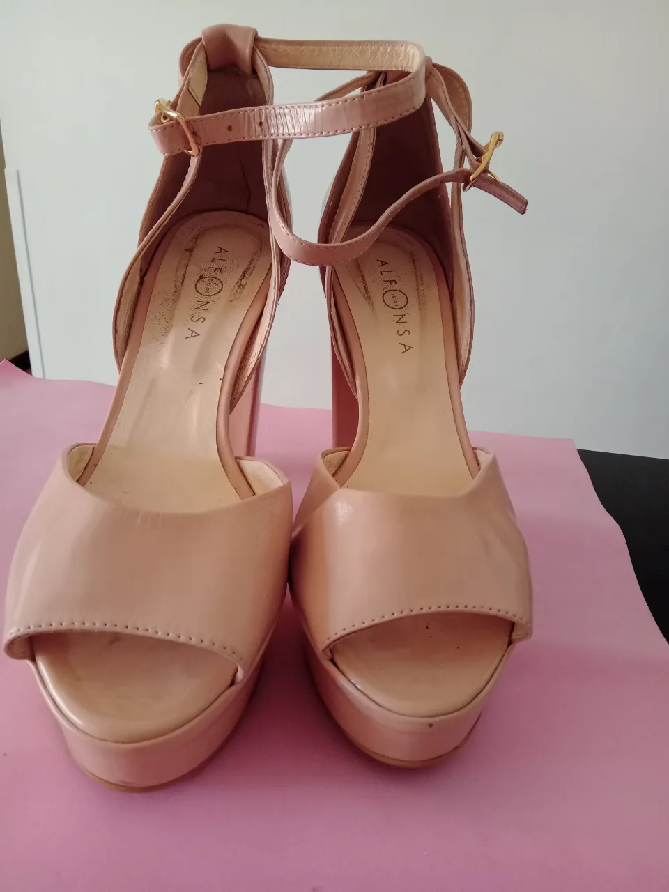 Sandalias de tacón alto color rosa, con pulsera en el tobillo y plataforma. Marca Alfonsa.
