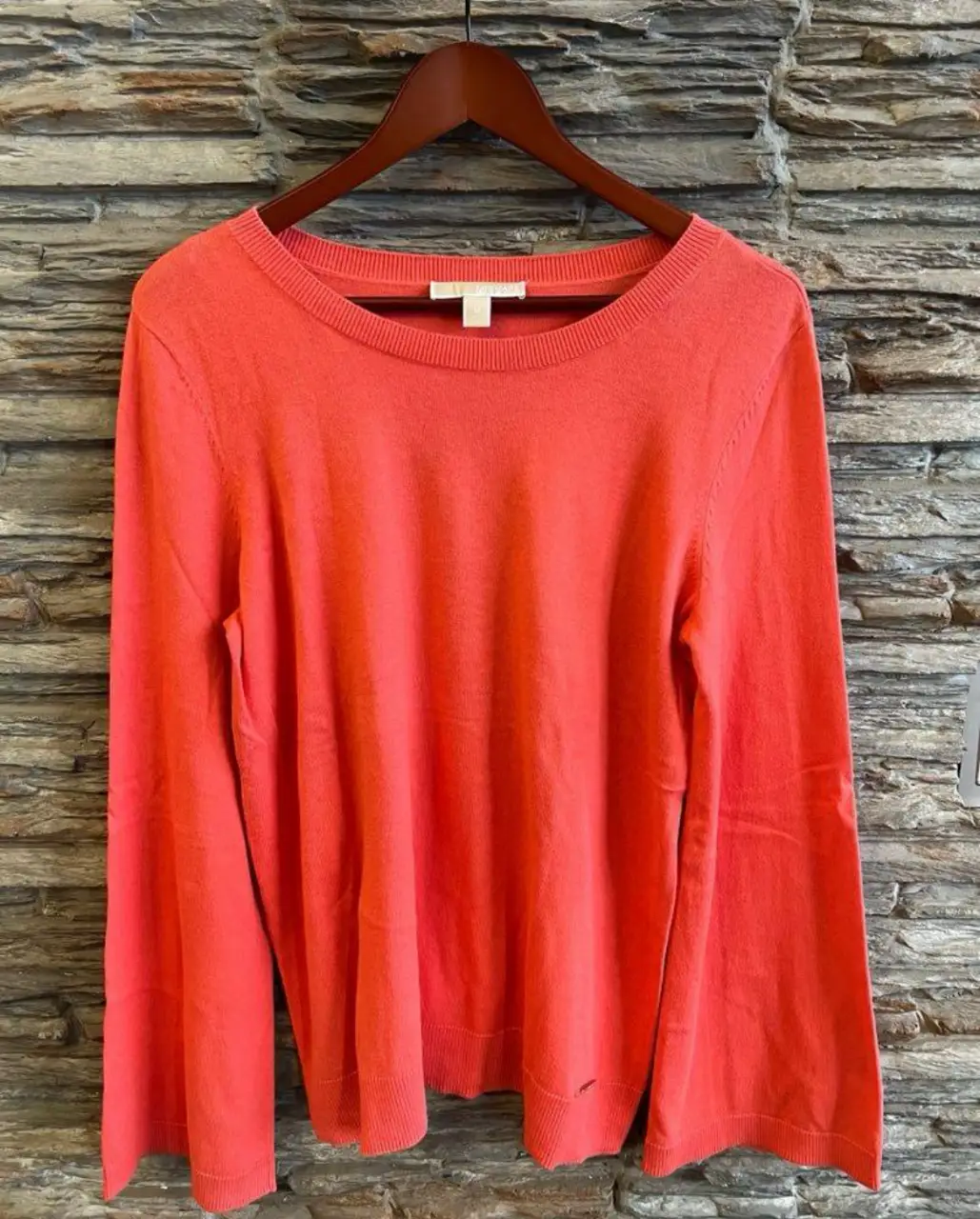Sweater de mujer color colar, con mangas amplias y cuello redondo. Ideal para un look casual y cómodo.