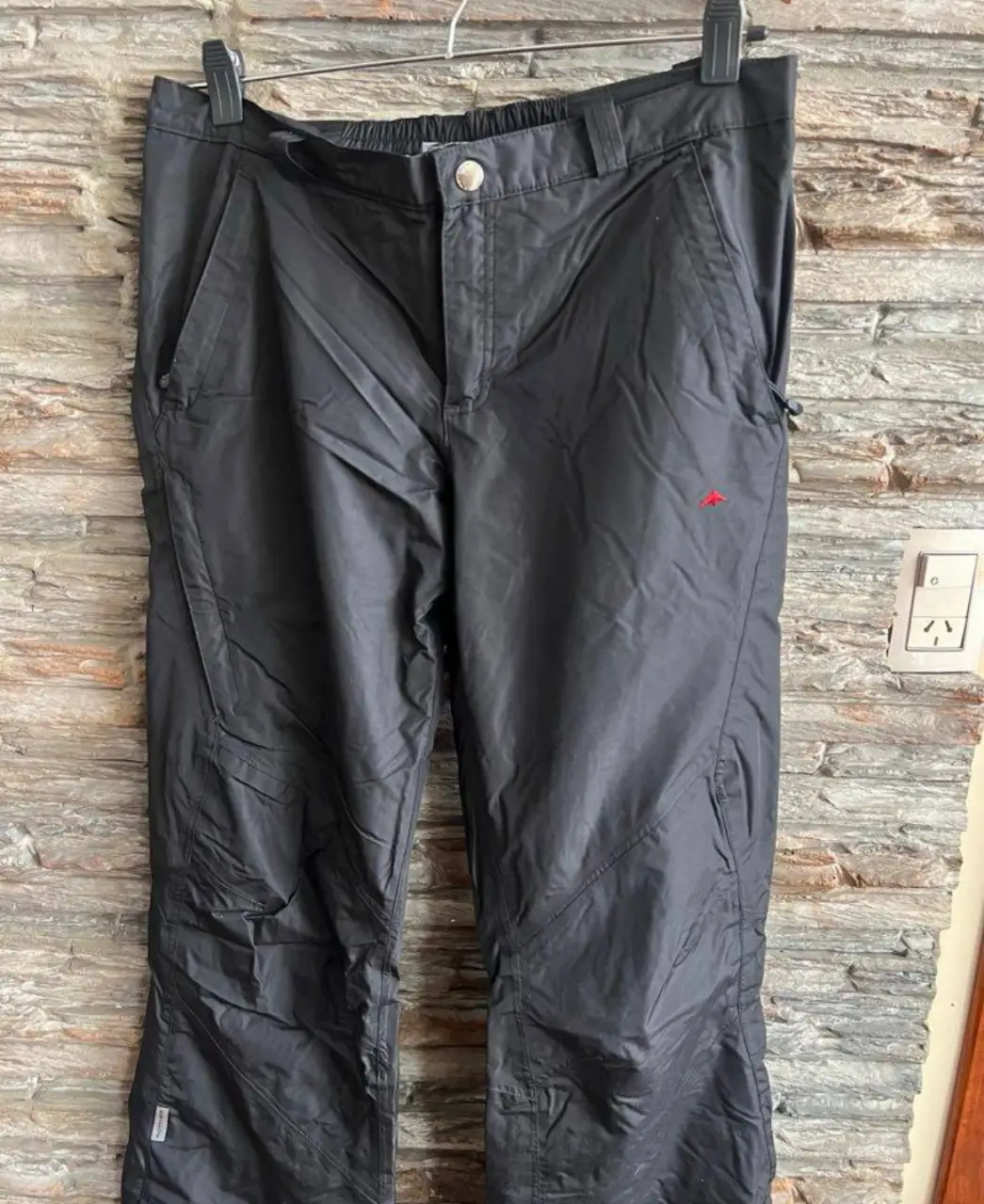 Pantalón de ski negro Montagne, talle L/3. Ideal para actividades en la nieve. Confeccionado en material resistente y duradero.