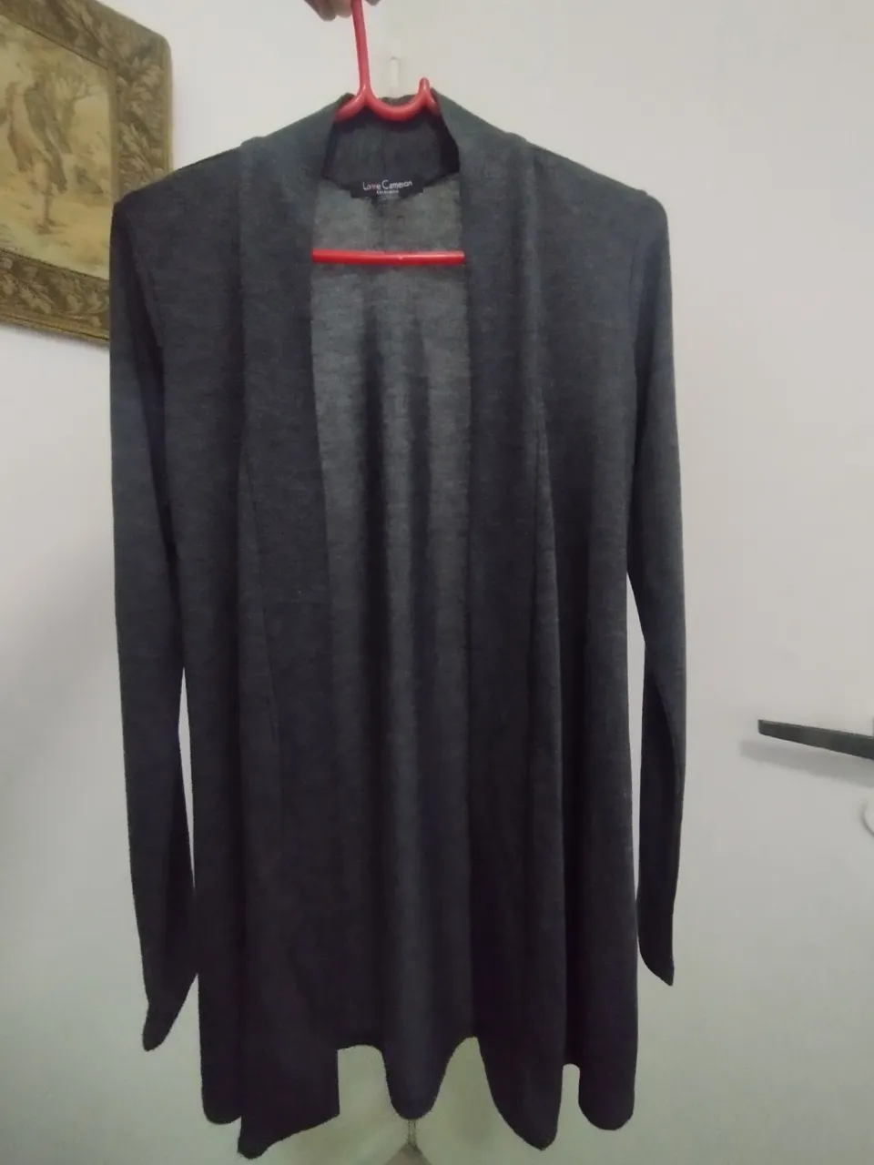 Cardigan largo de mujer, color gris oscuro, con mangas largas y sin cierre. Ideal para usar sobre otras prendas en cualquier ocasión.