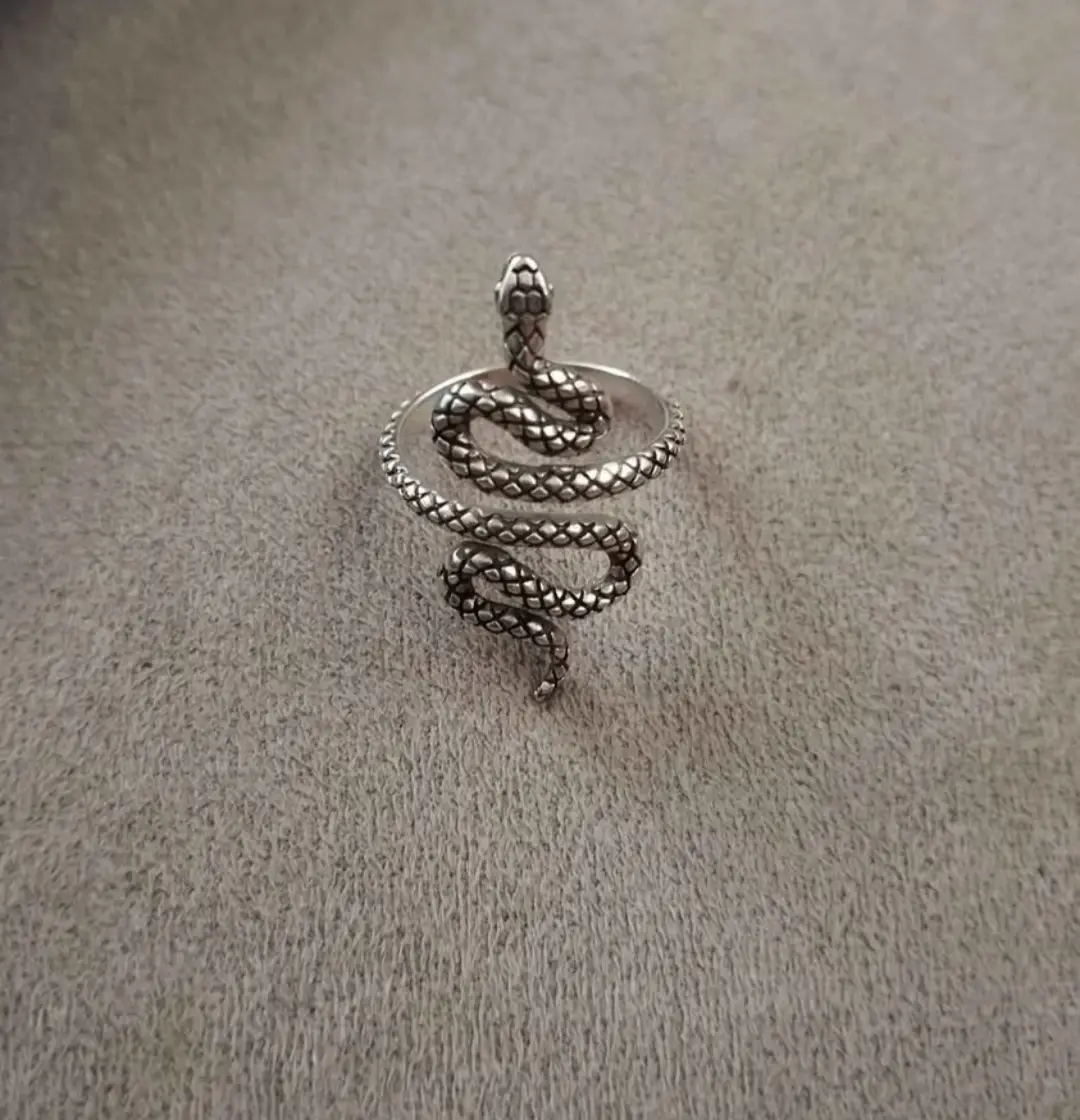 Anillo de plata 925 con diseño de serpiente enroscada. 