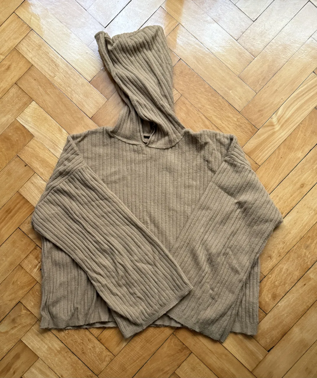 Sweater de tejido de punto acanalado con cuello alto y mangas largas anchas 