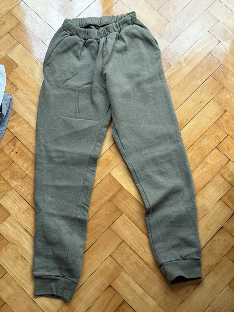 Pantalon de jogging color verde militar, ideal para un look comfy y casual. Perfecto para el día a día o para estar en casa. Con cintura elastizada y bolsillos.