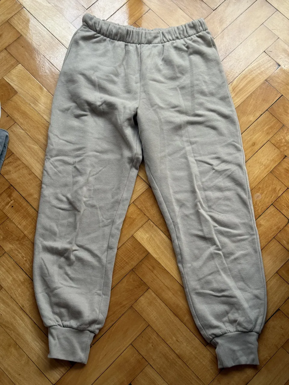 Pantalon de algodón color beige, tiro alto, con puño en la cintura y en los tobillos. Súper cómodo para el día a día.