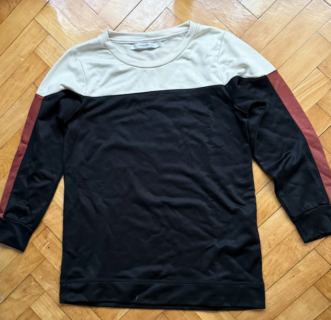 Buzo de mangas largas con recortes de color. Cuello redondo