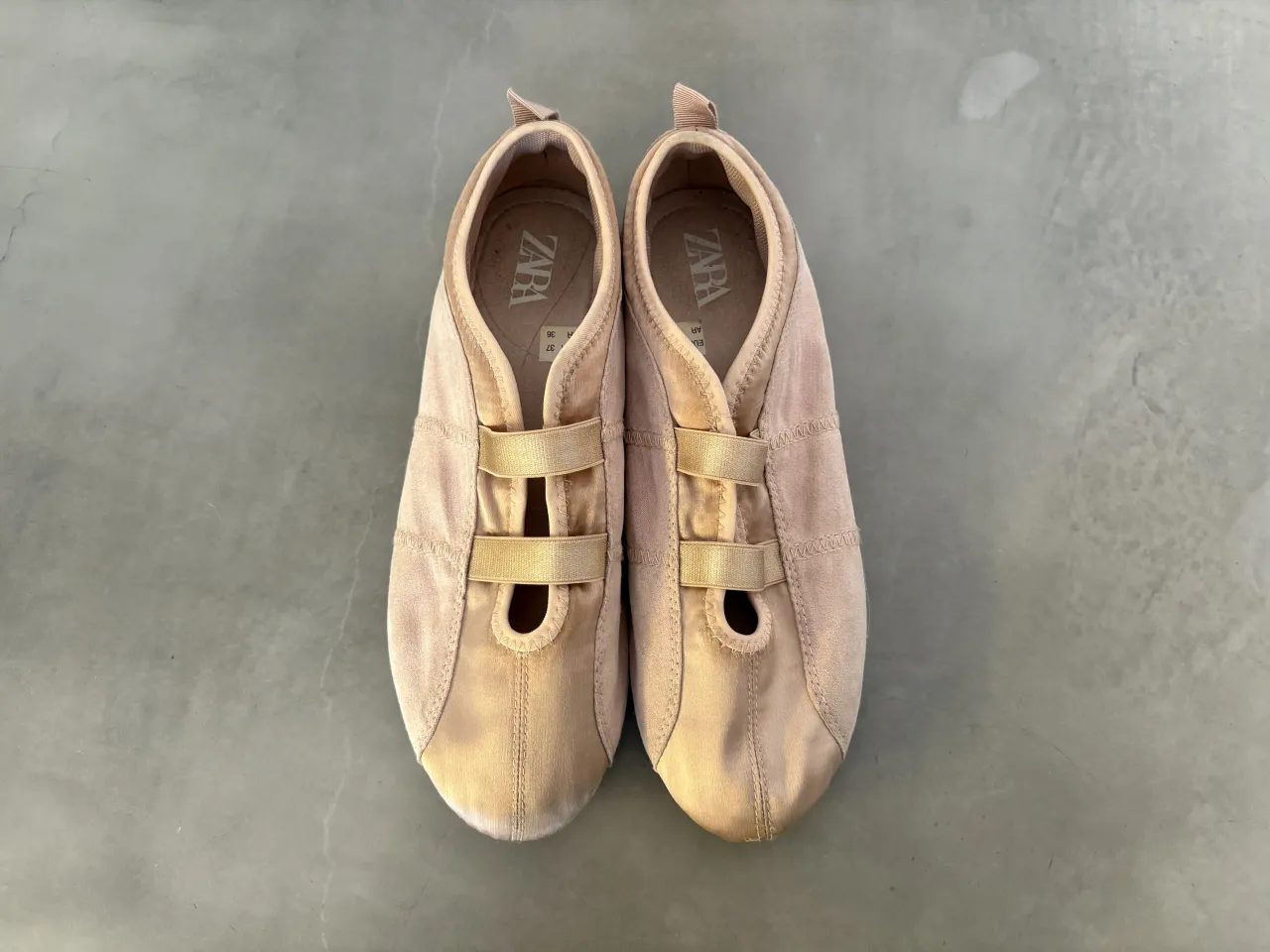 Ballerinas Zara bajas color rosa viejo, ideales para el día a día. Cuentan con dos tiras elásticas cruzadas en el empeine para un ajuste cómodo y seguro. Son tipo de satén y gamuza. Están un poco descosidas en el talón, ni se nota, el roce de abajo sale con un trapo húmedo.