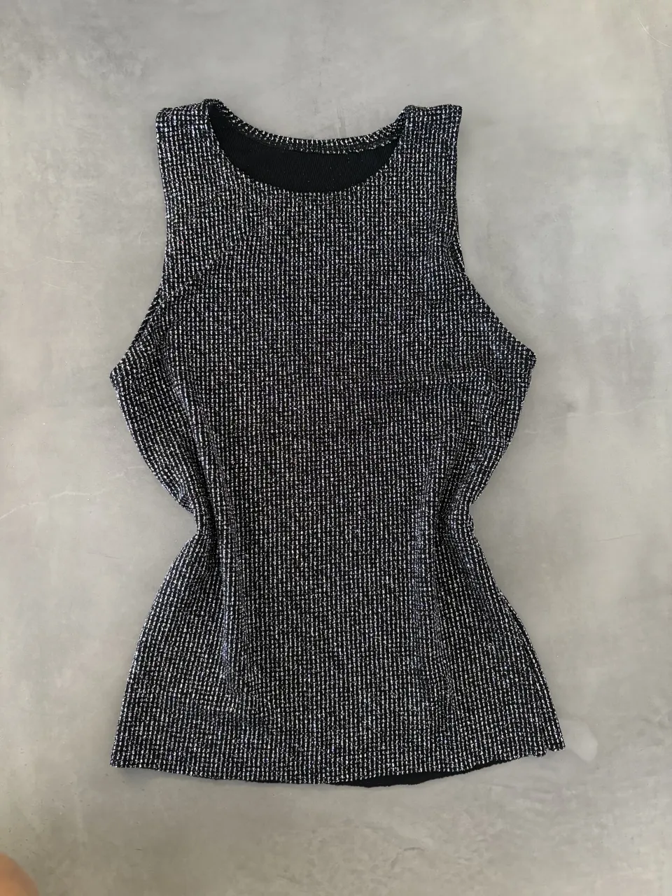 Musculosa plateada con brillos, ideal para un look canchero y moderno. Perfecta para salidas nocturnas o eventos especiales.