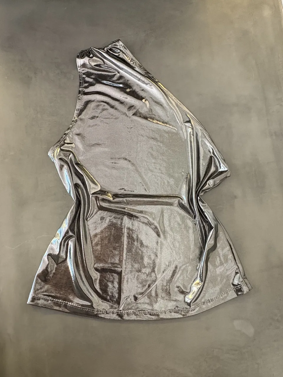 Top plateado metalizado, ideal para destacar en cualquier salida nocturna o evento especial. Tiene un corte asimétrico, no es apretado ni muy suelto. Talle s/m.