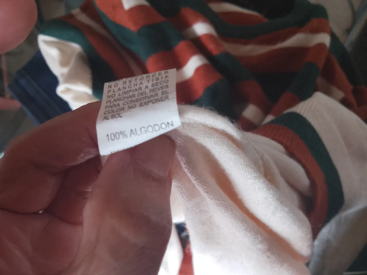 Sweater Red cross - Vista 7