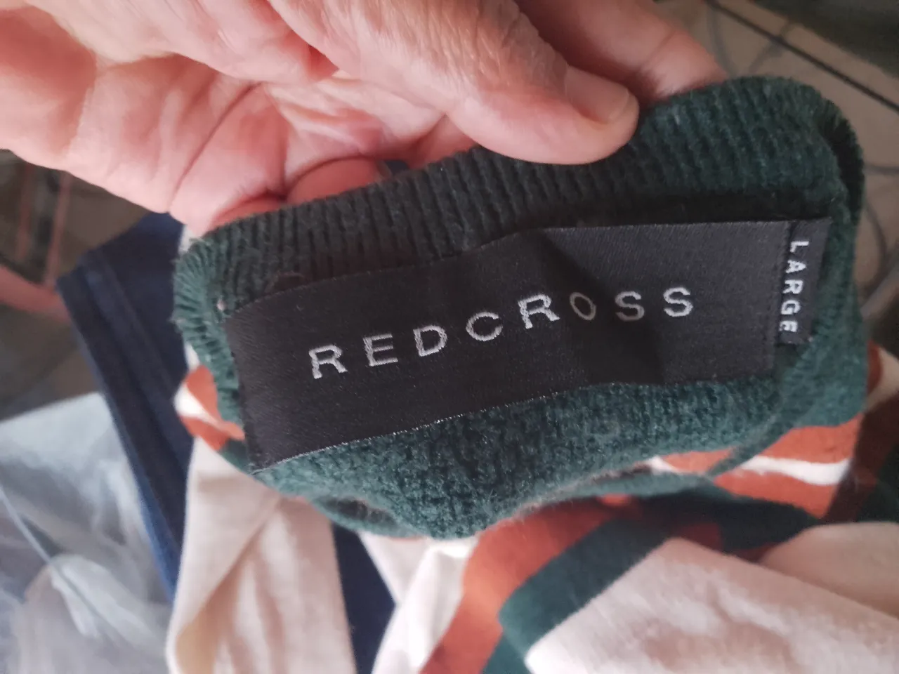 Sweater Red cross - Vista 6