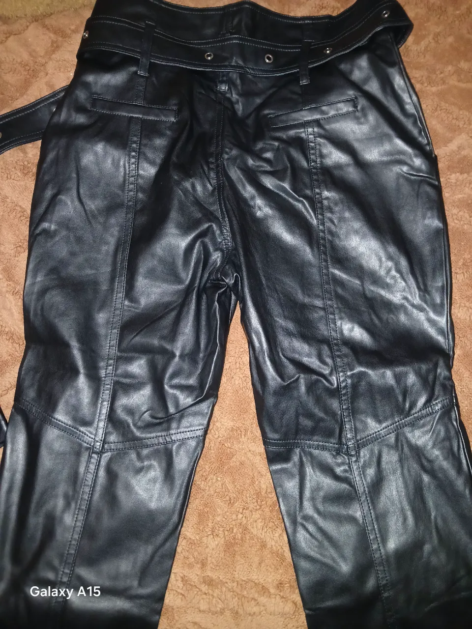 Pantalón de cuero sintético negro de la marca Markova. Tiro alto, con cinturón y bolsillos. Ideal para un look elegante y moderno.