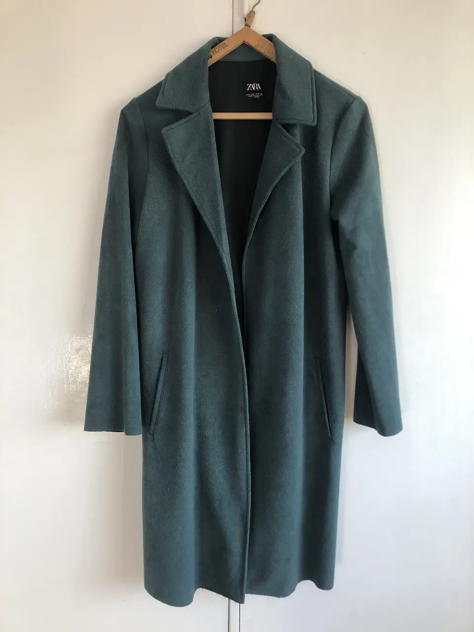 Sobretodo largo de mujer, color verde, de la marca Zara. Ideal para el invierno, con un diseño elegante y atemporal.