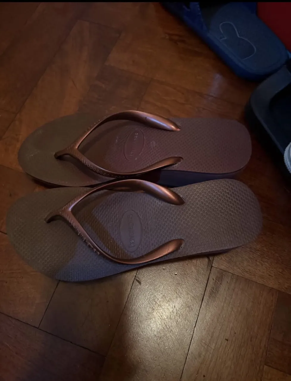 Ojotas havaianas con plataforma con tiras finas y brillantes. Ideales para un look casual de verano o para la playa.