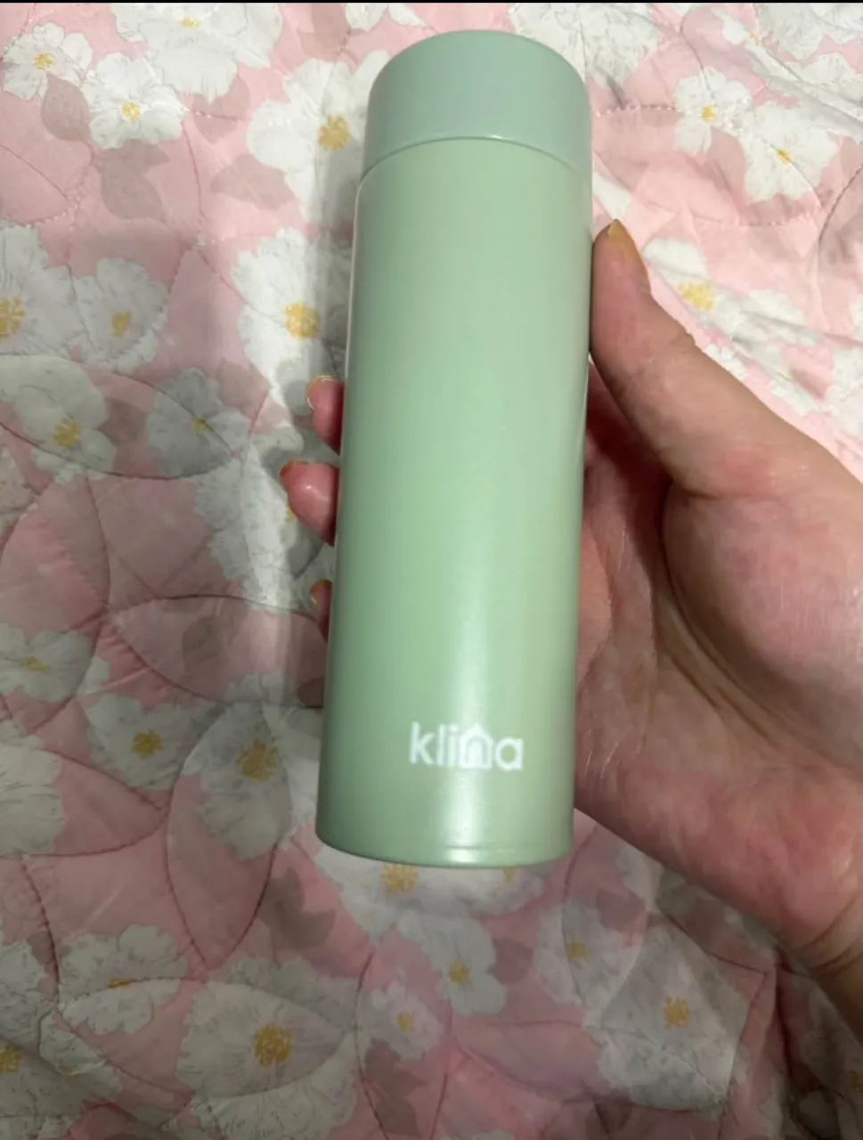 Botella de agua térmica color verde menta, marca "klina"marca coreana. Ideal para llevar tus bebidas frías o calientes a todos lados. Perfecta para el día a día, el trabajo o tus salidas.