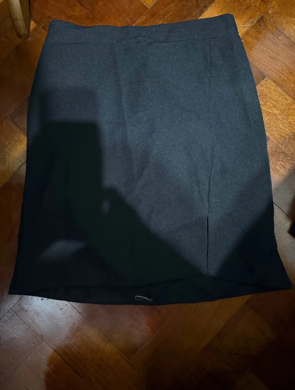 Pollera negra al cuerpo elastizada de corea . Ideal para un look canchero y cómodo.