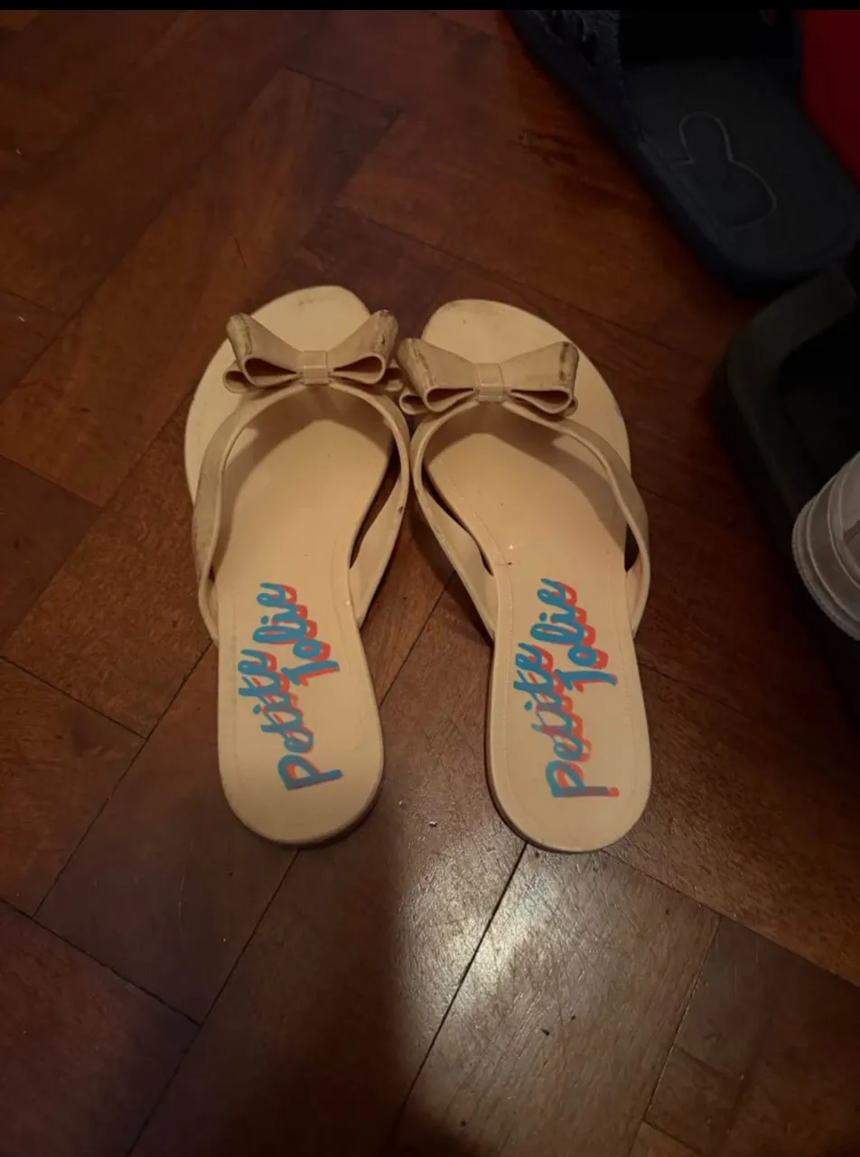 Ojotas súper cómodas y cancheras con moñitos y estampa de la marca brasileña . Ideales para el día a día, la playa o la pileta. Un básico que no puede faltar en tu placard.